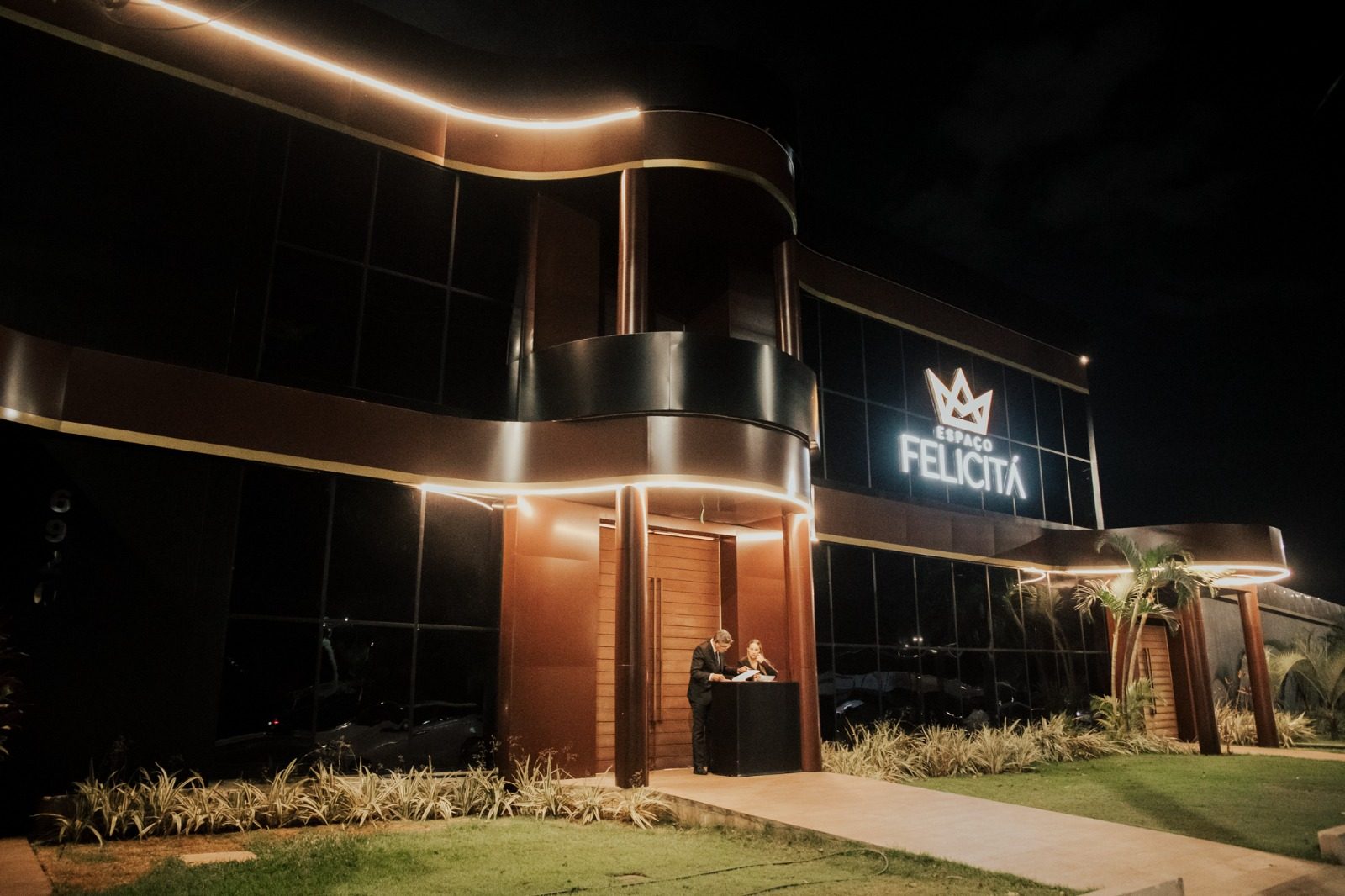 Fachada do Espaço Felicitá à noite